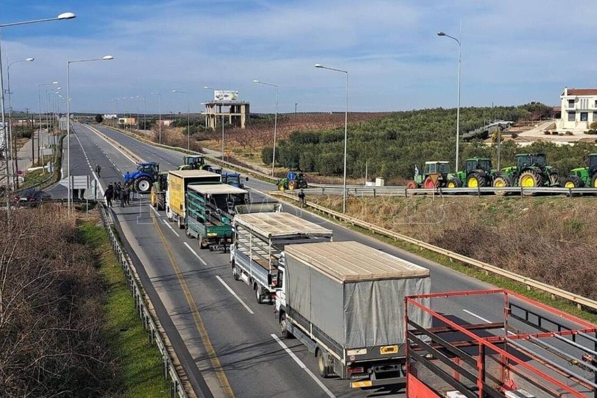 Αγρότες: Σκληραίνουν τη στάση τους ‑ Έκλεισαν την Εθνική Οδό Μουδανιών ‑ Θεσσαλονίκης