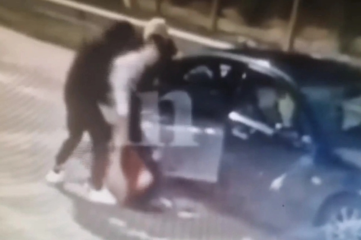 Δείτε βίντεο: Μέλη κυκλώματος διακίνησης μεταναστών προσπάθησαν να αρπάξουν γυναίκα στο Αίγιο