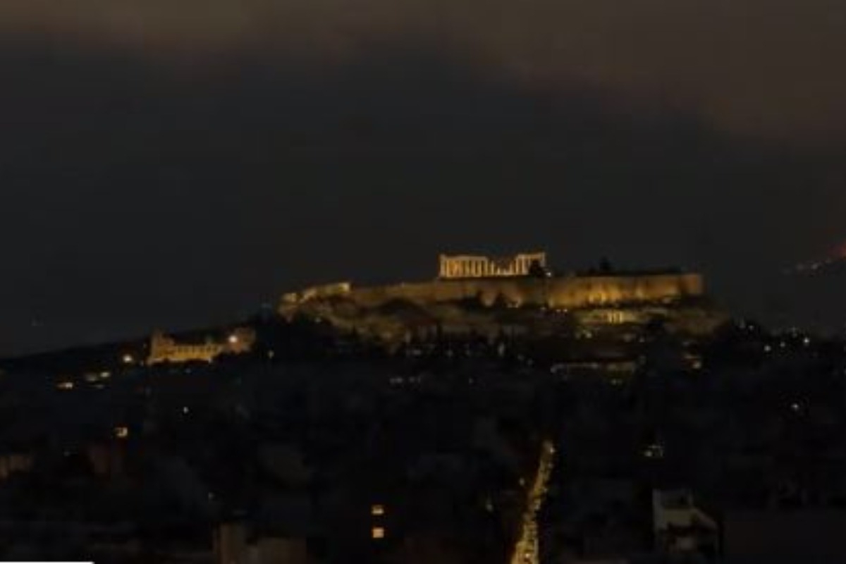 Απόκοσμες εικόνες: Η Ακρόπολη τυλιγμένη από καπνούς