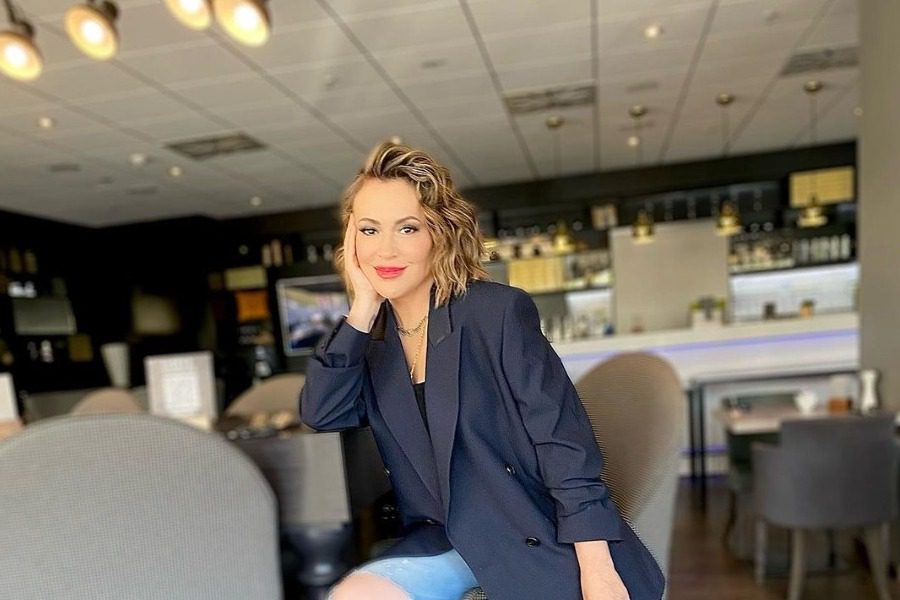 Η 50χρονη Alyssa Milano ποζάρει στην μπανιέρα της και εντυπωσιάζει