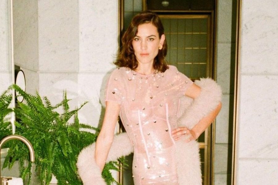 Η Alexa Chung έκανε το πιο chic χτένισμα με κάτι που δεν θα σου κοστίσει