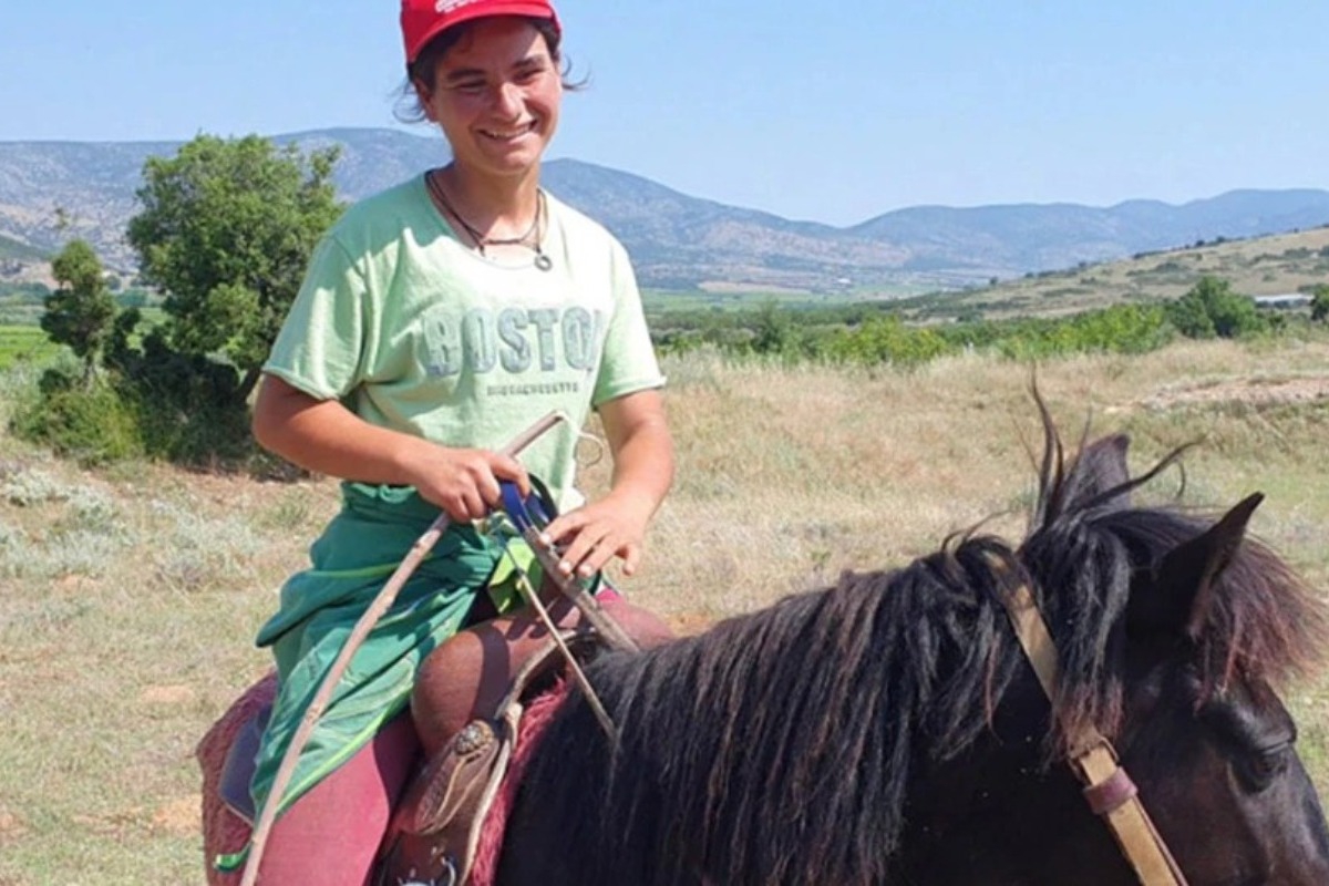 Η 21χρονη Λαρισαία «αμαζόνα» ‑ Ιππεύει άλογα και βόσκει 600 πρόβατα