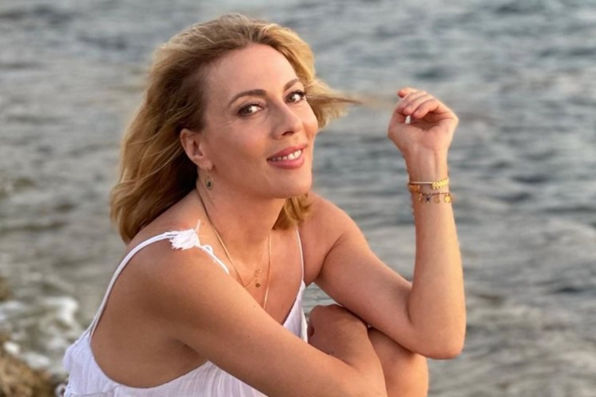 Σμαράγδα Καρύδη: Υποδέχτηκε τον Αύγουστο με μαύρο μπικίνι