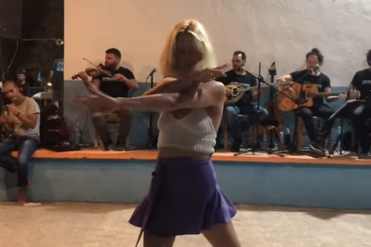 Η Τραϊάνα Ανανία χορεύει ξέφρενα μόνη της στην Ικαρία φορώντας μίνι