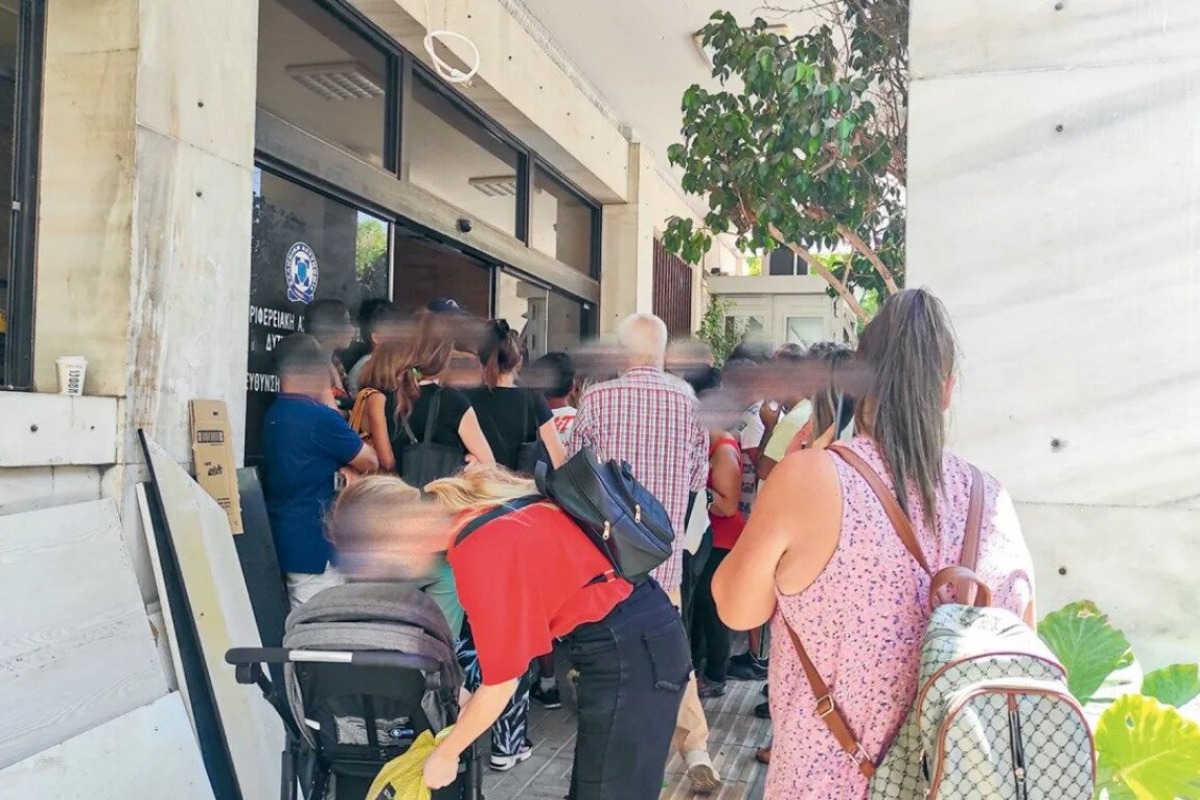 Νέες ταυτότητες: Ουρές σε αστυνομικά τμήματα για επανέκδοση των παλιών ταυτοτήτων