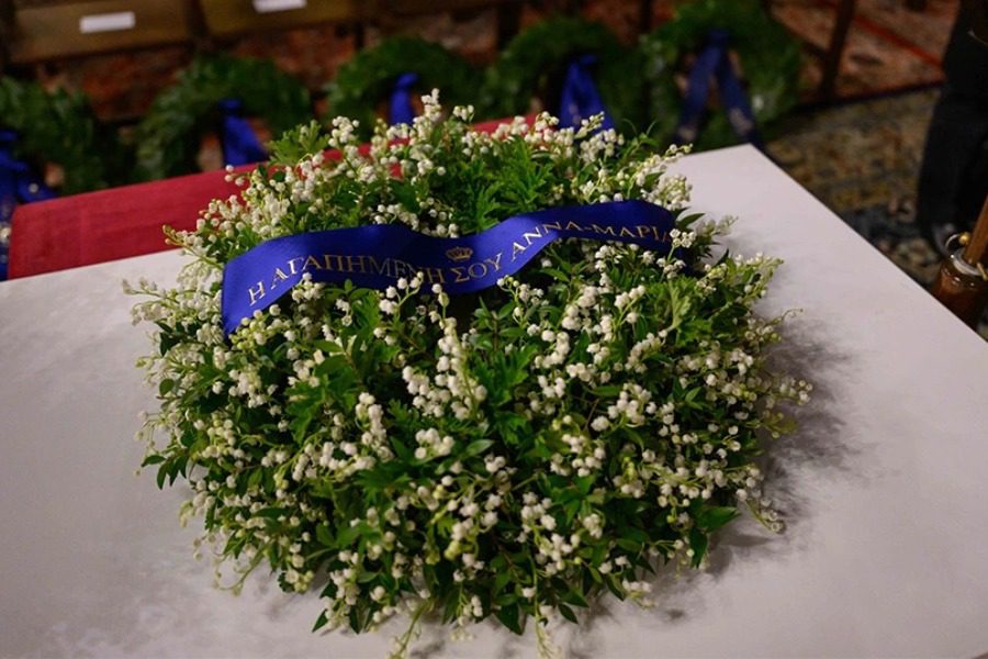 Τέως βασιλιάς Κωνσταντίνος: Η συγκινητική ιστορία πίσω από το στεφάνι της συζύγου του Αννας Μαρίας