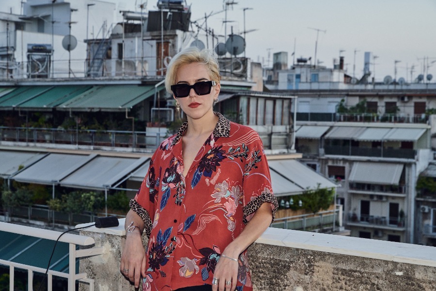 Το πρωί σε πολυεθνική της Ελβετίας, το βράδυ κορίτσι της ντίσκο: Η Αννα και η ποπ περσόνα της