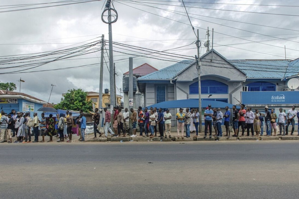 Σιέρα Λεόνε: Απαγόρευση κυκλοφορίας σε όλη τη χώρα μετά την επiθεση ενόπλων εναντίον στρατοπέδων