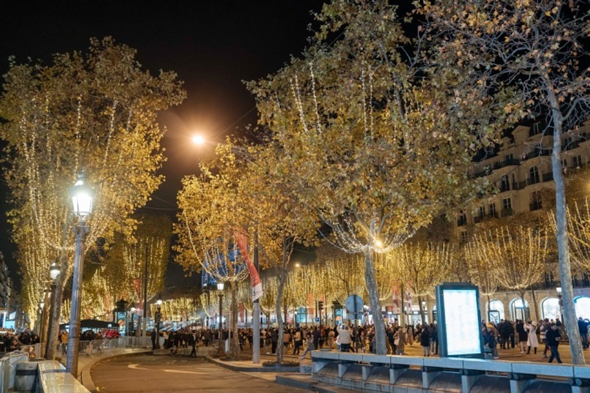 Χριστούγεννα ανά τον κόσμο: Μαγικές εικόνες από τη φωταγώγηση δέντρων και πόλεων