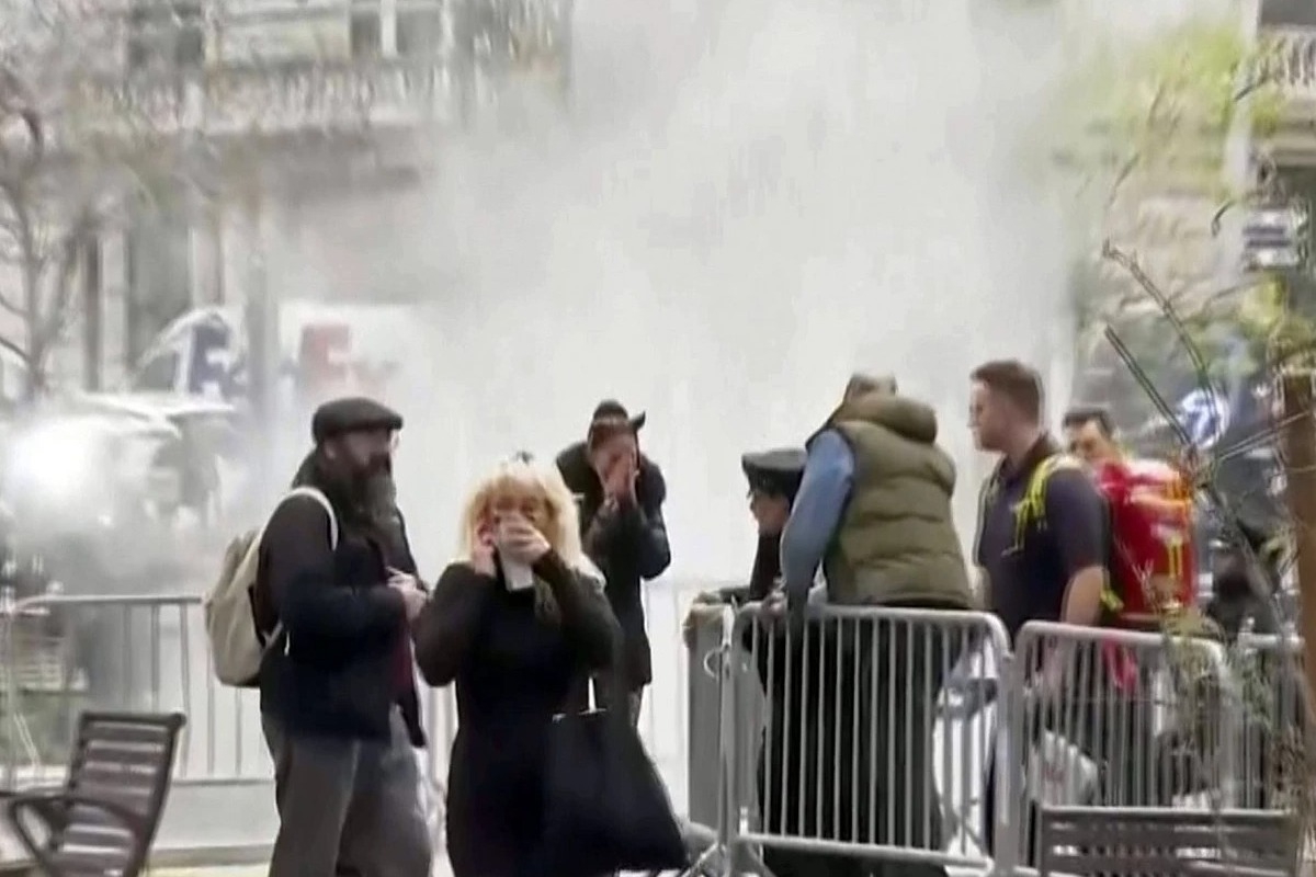 Πέθανε ο άνδρας που αυτοπυρπολήθηκε έξω από τη δίκη του Ντόναλντ Τραμπ ‑ «Έβλεπε κανείς το καμένο δέρμα»