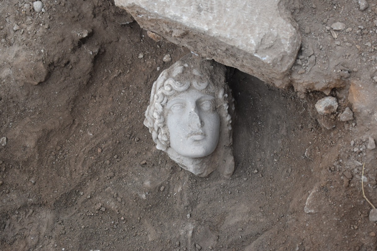 Φοιτητές ανακάλυψαν κεφαλή του Απόλλωνα στους Φιλίππους ‑ Εντυπωσιακές εικόνες