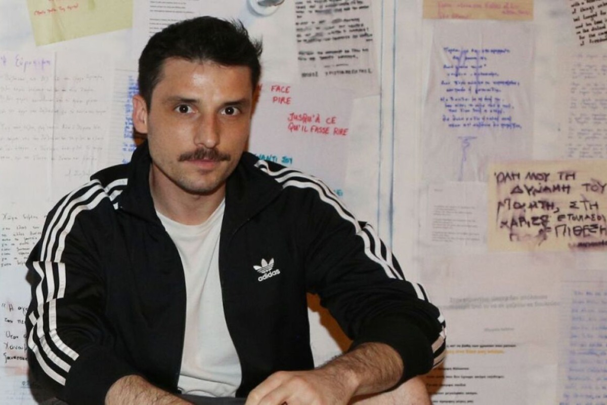 Γuμνός στην παραλία ο Σπύρος Χατζηαγγελάκης