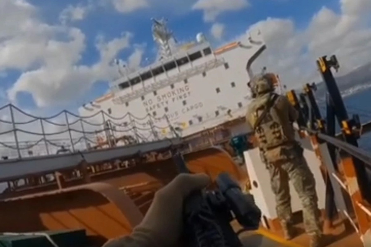 Χίος: Βίντεο από την επιχείρηση του Λιμενικού στο τάνκερ όπου εκτυλίχθηκε η περίεργη υπόθεση με Έλληνα όμηρο