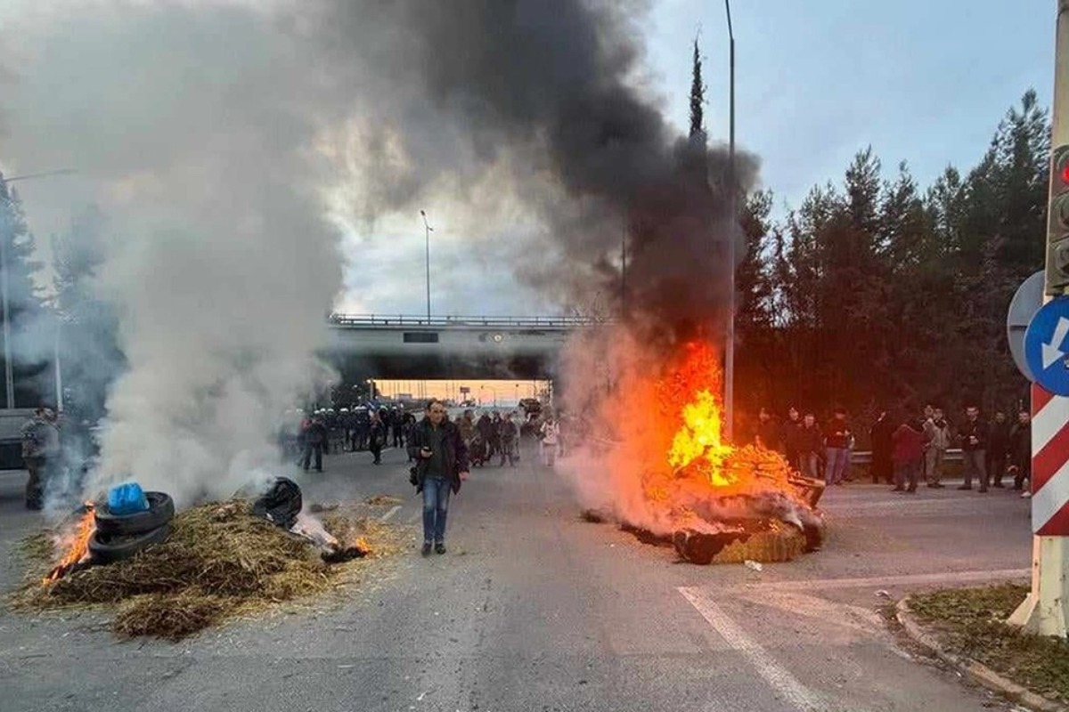 Νέα μπλόκα αγροτών σε Πλατύκαμπο, Στεφανοβίκειο και Καρδίτσα ‑ Έκλεισαν δρόμους και άναψαν φωτιές