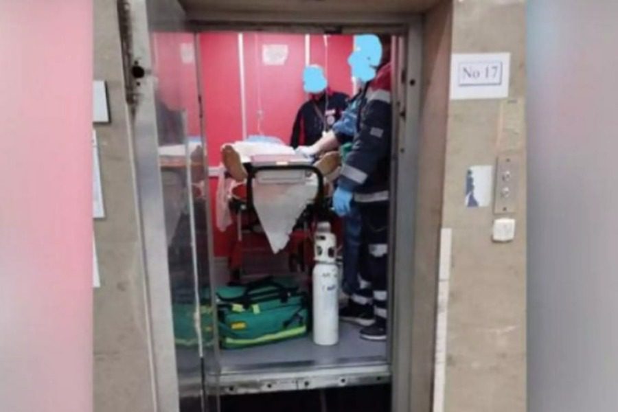 Απαράδεκτες εικόνες: Διασωληνωμένος ασθενής εγκλωβίστηκε στο ασανσέρ