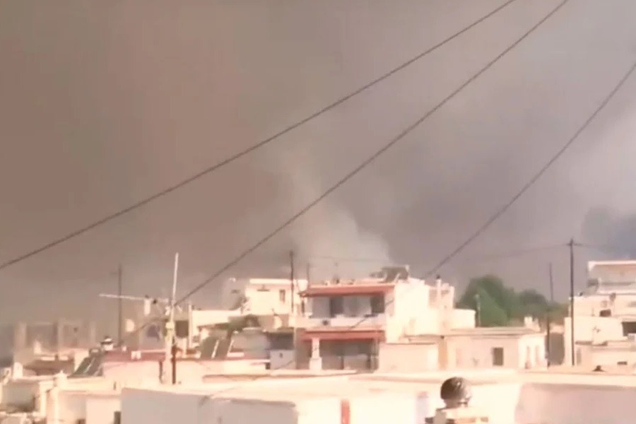 Φωτιά στη Ρόδο: Οι φλόγες μπήκαν μέσα στο χωριό Ασκληπιείο της Ρόδου