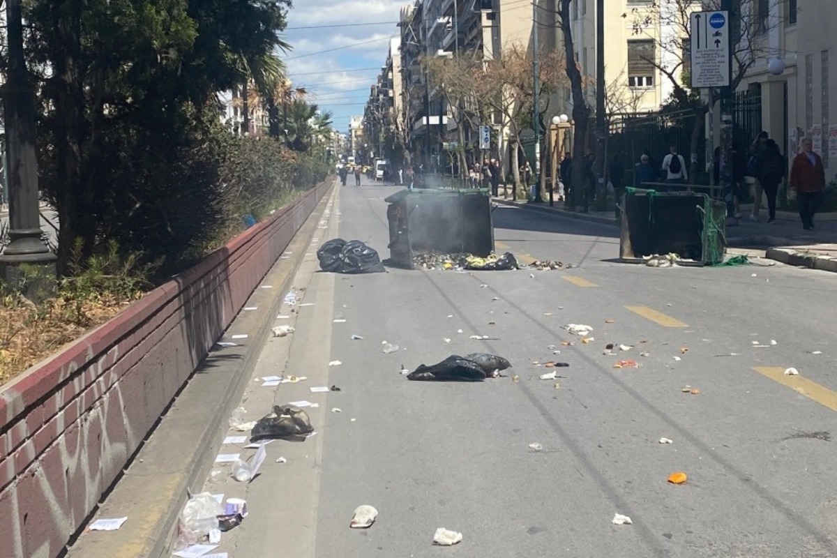 Πατησίων: Κλειστό το ρεύμα προς Πατήσια ‑ Έβαλαν φωτιές σε κάδους έξω από την ΑΣΟΕΕ