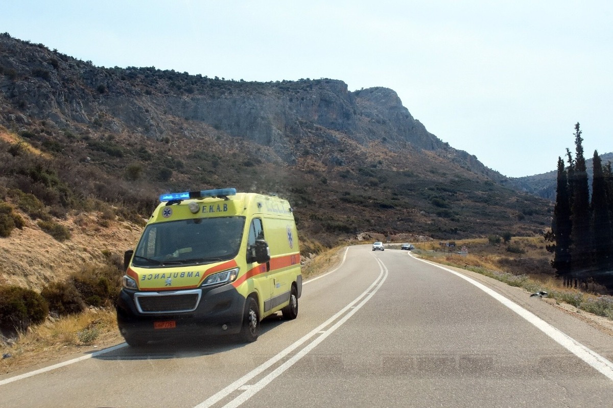 Φωτιά σε όχημα στα λιμανάκια της Βουλιαγμένης