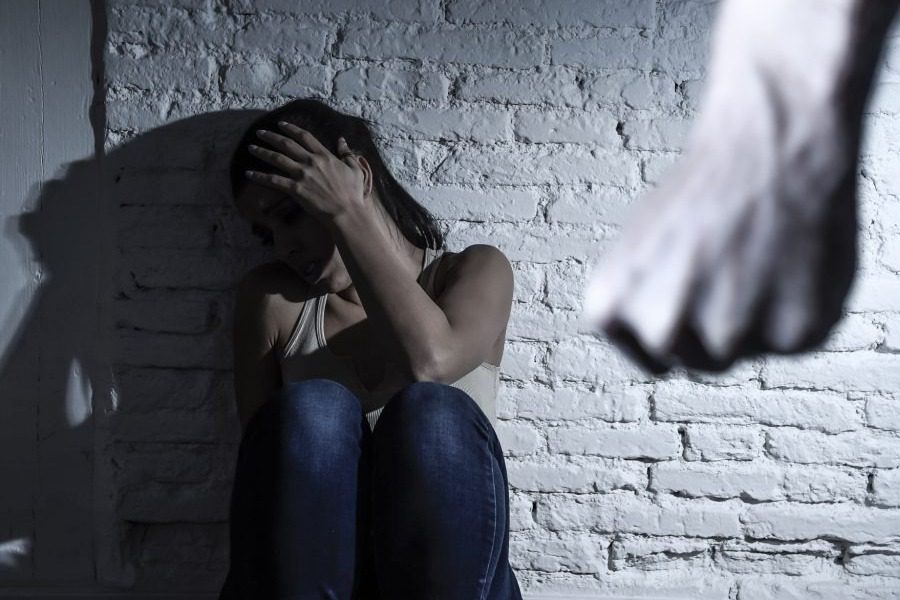 Σάλος στο Βόλο: Τον κατήγγειλε επειδή την έδερνε και την περίμενε απ` έξω για να την ξαναδείρει