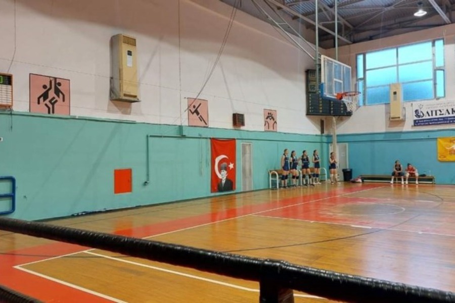 Απίστευτη πρόκληση στη Χίο: Κρέμασαν σημαία του Κεμάλ σε αγώνα βόλεϊ και κανείς δεν την κατέβασε