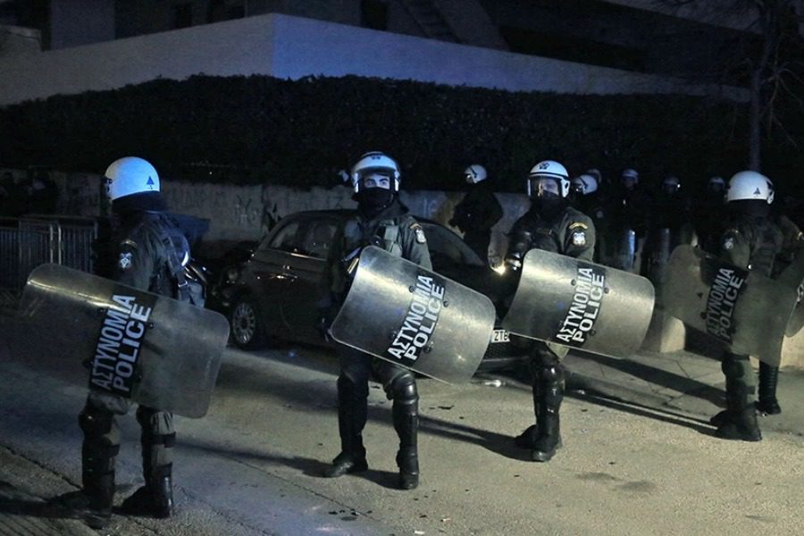 Ένταση στην πορεία στον σταθμό του μετρό Αττική με φωτοβολίδες και πέτρες