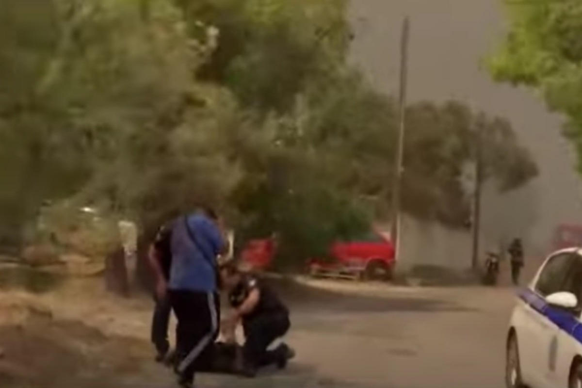 Λιποθύμησε εθελοντής που έδινε μάχη με τη φωτιά στην Αγία Παρασκευή Αχαρνών