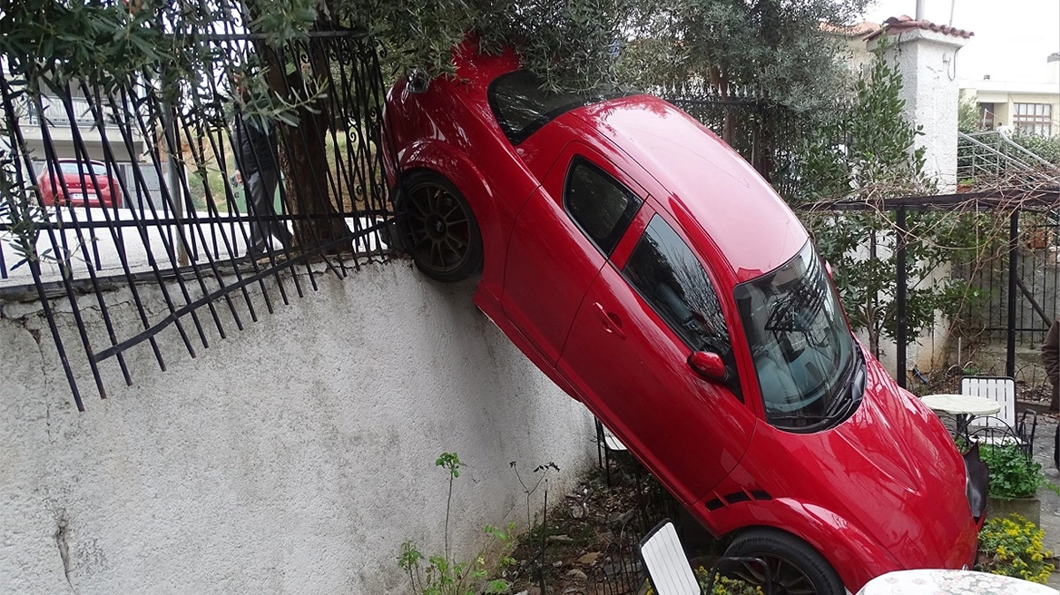 Θεσσαλονίκη: Απίστευτο τροχαίο, αυτοκίνητο κατέληξε σε… αυλή σπιτιού ‑ Δείτε φωτογραφίες