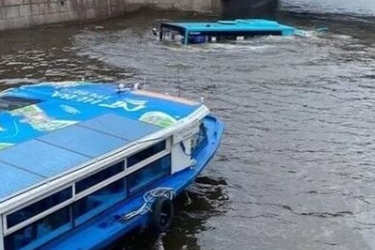Αγία Πετρούπολη: Λεωφορείο γεμάτο επιβάτες έπεσε σε ποτάμι ‑ Σοκαριστικό βίντεο