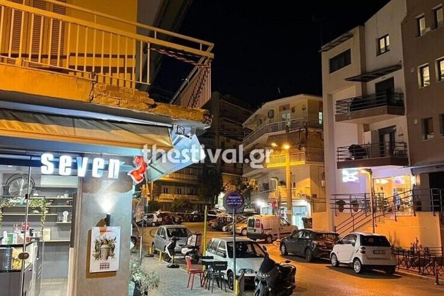 Απίστευτο περιστατικό στη Θεσσαλονίκη: Νταλίκα πήρε παραμάζωμα μπαλκόνι διαμερίσματος