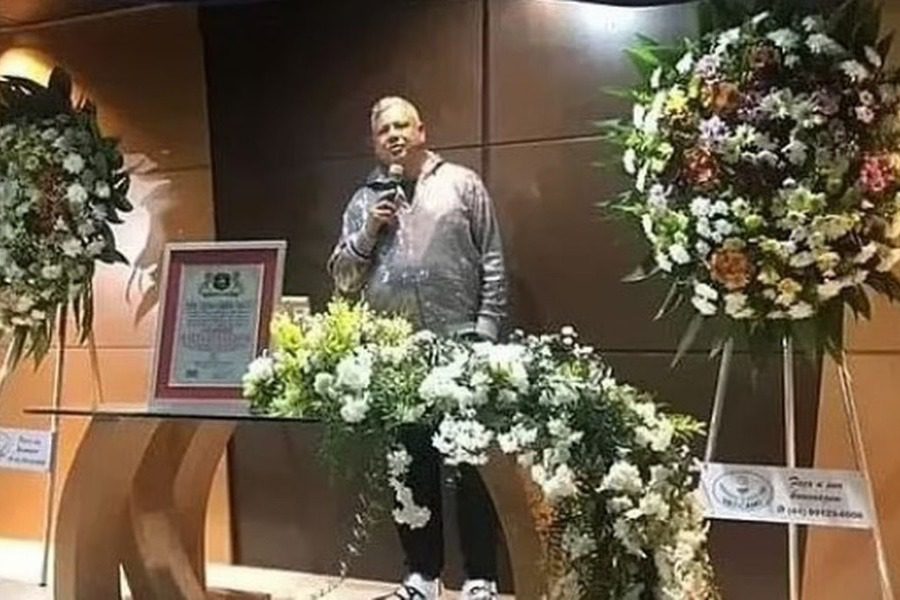 Σκηνοθέτησε τον θάνατό του για να δει ποιοι θα εμφανιστούν στην κηδεία