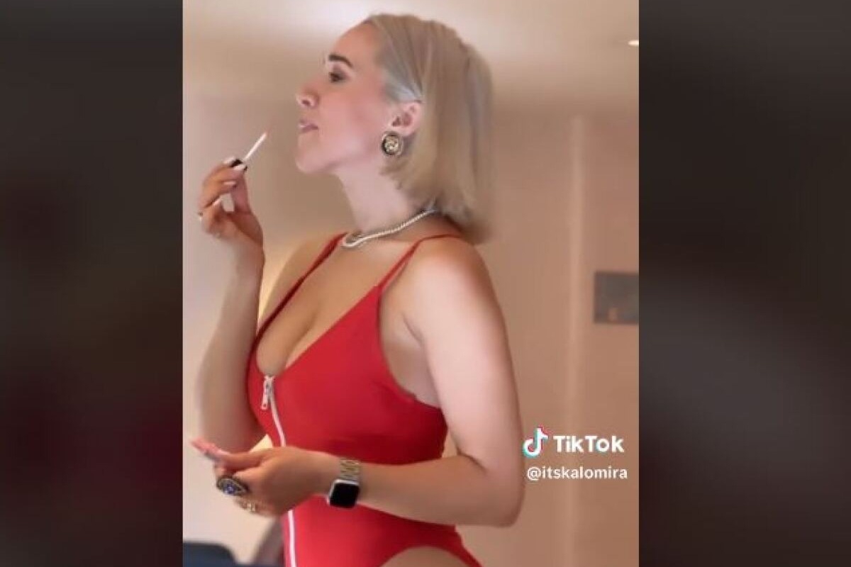 Too Hot: Η Καλομοίρα με μαγιό Baywatch και τακούνια