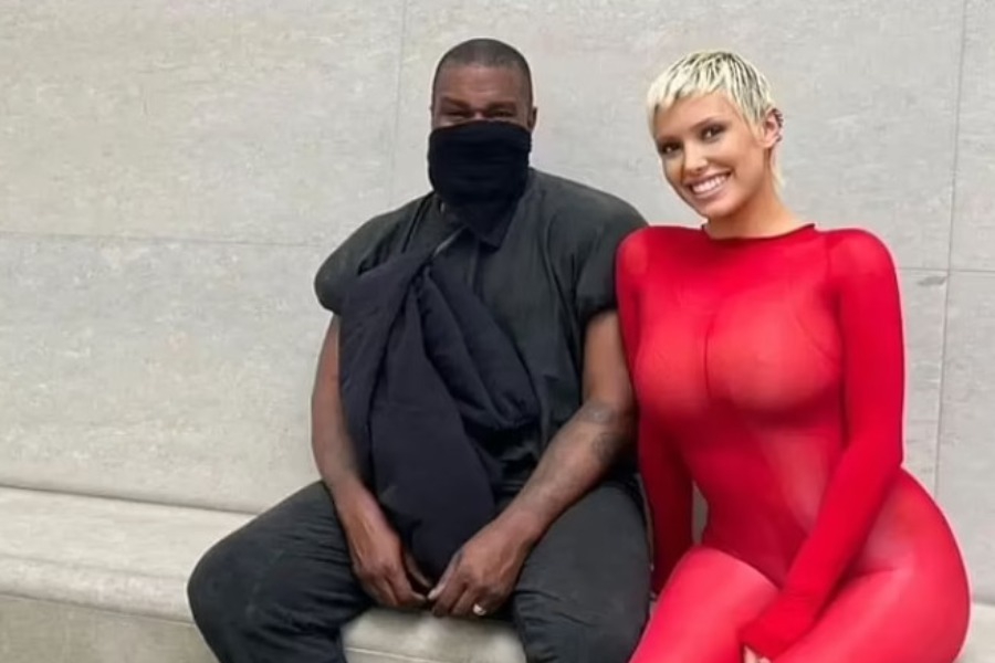 Έξαλλοι στην Ιταλία με τη σύντροφο του Kanye West: «Τεράστια ασέβεια, κυκλοφορεί σχεδόν γuμνή»