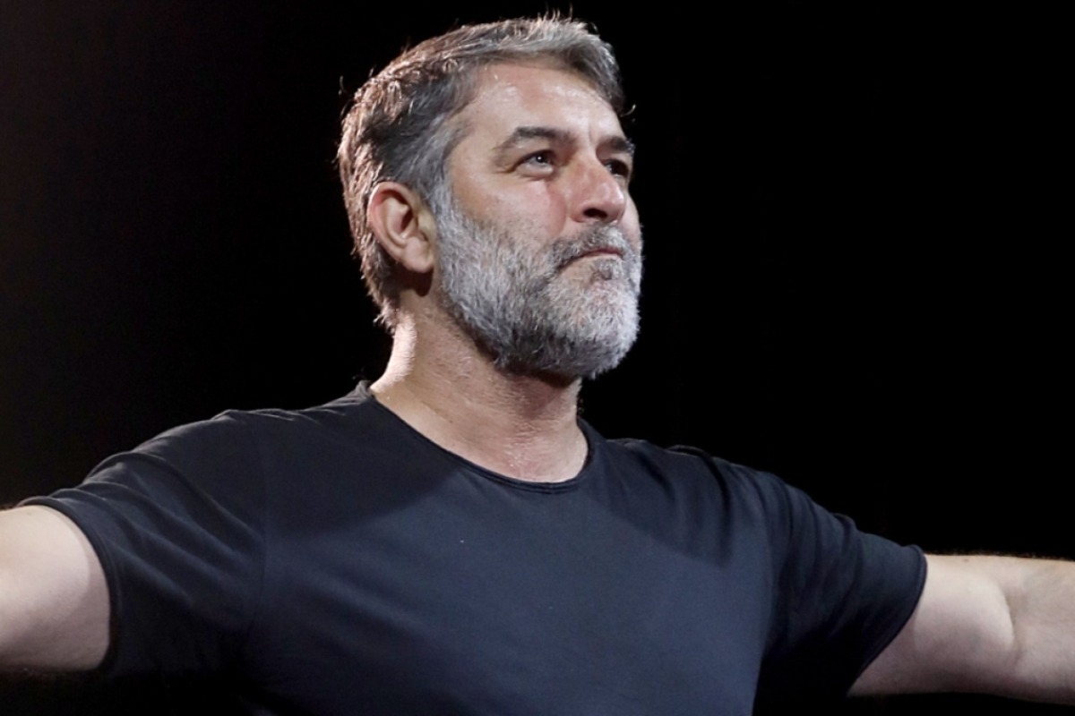 Βασίλης Μπισμπίκης: Ανέβασε φωτογραφία από την ώρα που κάνει αποτρίχωση στα αυτιά και τη μύτη