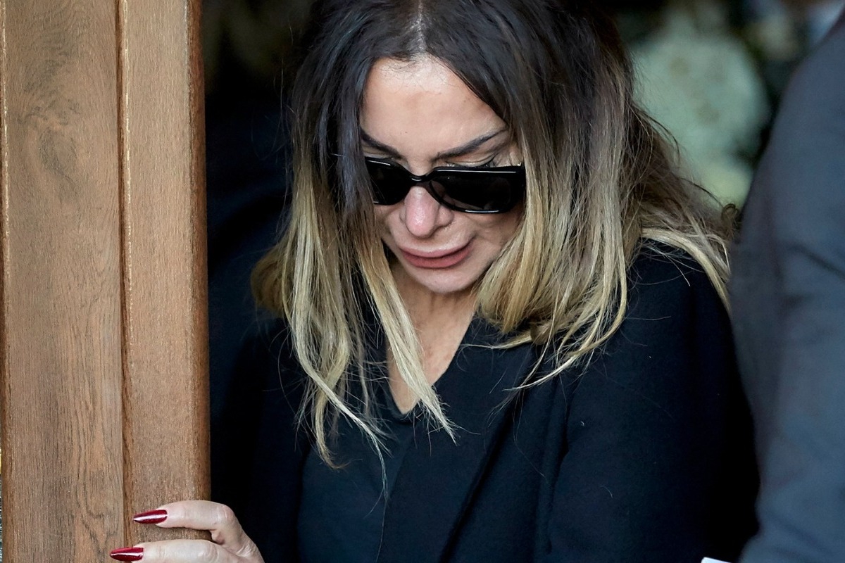 Βασίλης Καρράς: Δεν άντεξε η Δέσποινα Βανδή – Βγήκε καταρρακωμένη από την πίσω πόρτα της εκκλησίας