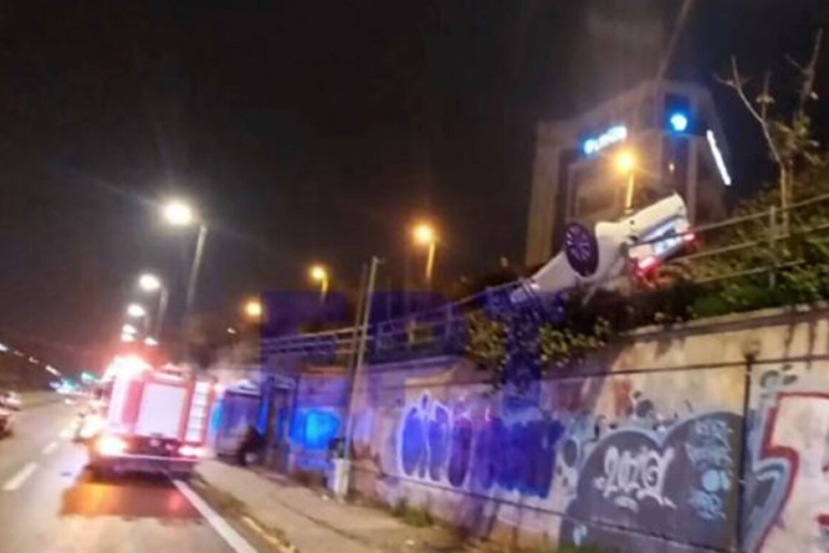 Σοκαριστικό τροχαίο στην Ηλιούπολη: Αυτοκίνητο κρεμόταν από τις προστατευτικές μπάρες στη Λ. Βουλιαγμένης