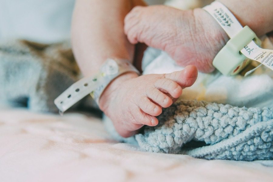 Θρίλερ με νεκρό βρέφος στη Λάρισα ‑ Στη ΜΕΘ η μάνα του, ισχυρίζεται ότι δεν ήξερε ότι ήταν έγκυος