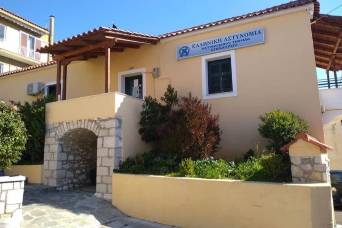 Απίστευτο: Βρισιές με ντουντούκα στις 3.30 τα ξημερώματα στο πατρικό σπίτι Δημάρχου με ανήλικα παιδιά