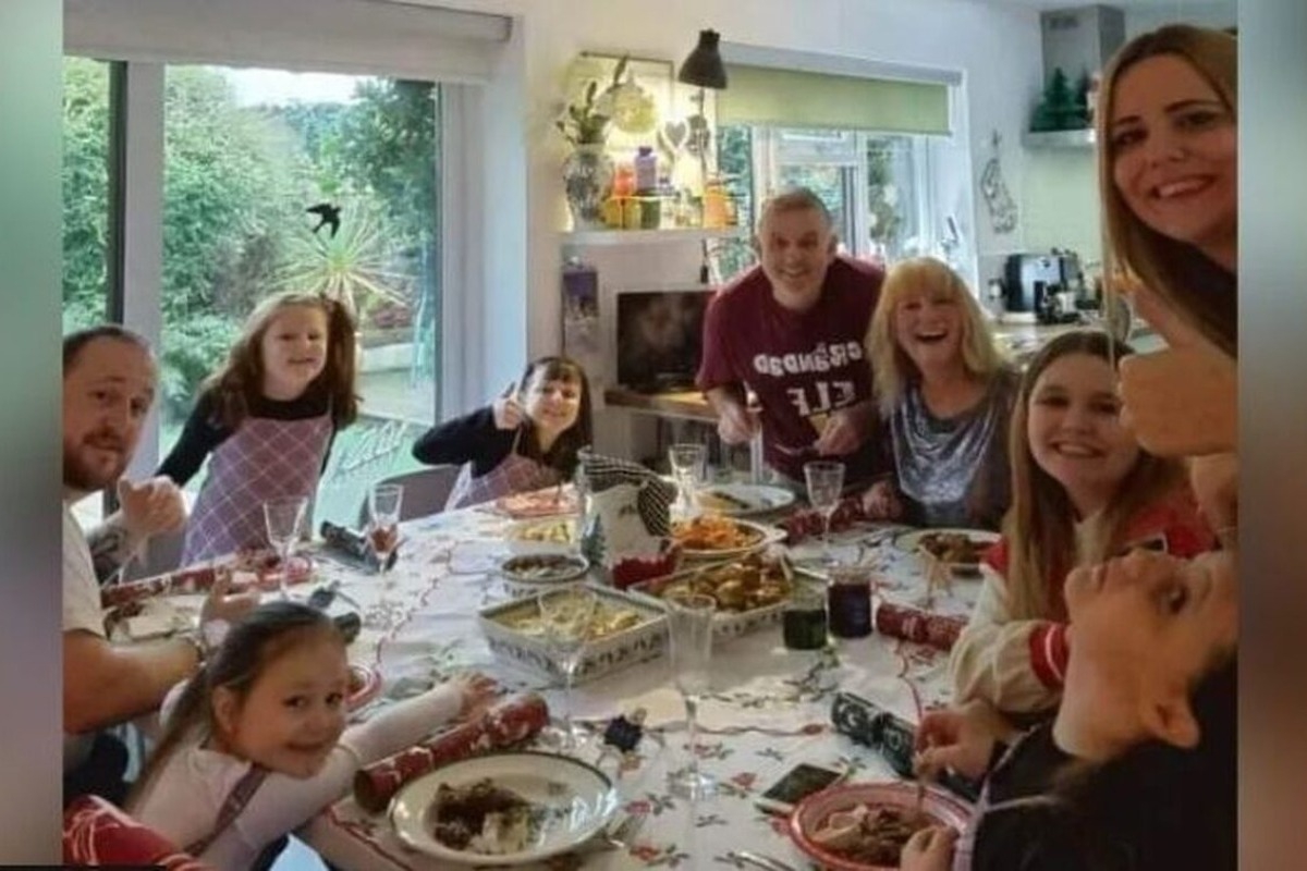 Γιαγιά «Σκρουτζ»: Βάζει την οικογένειά της να πληρώσει για το εορταστικό τραπέζι και φέτος ... αύξησε την τιμή