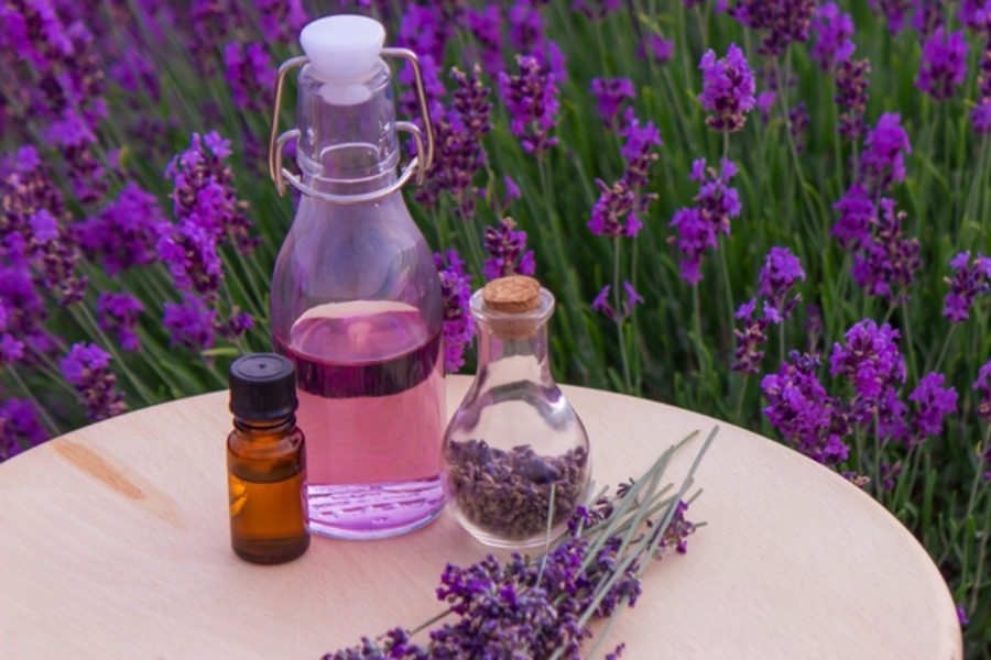 Πώς να φτιάξεις αιθέρια έλαια με φυτά από τον κήπο σου