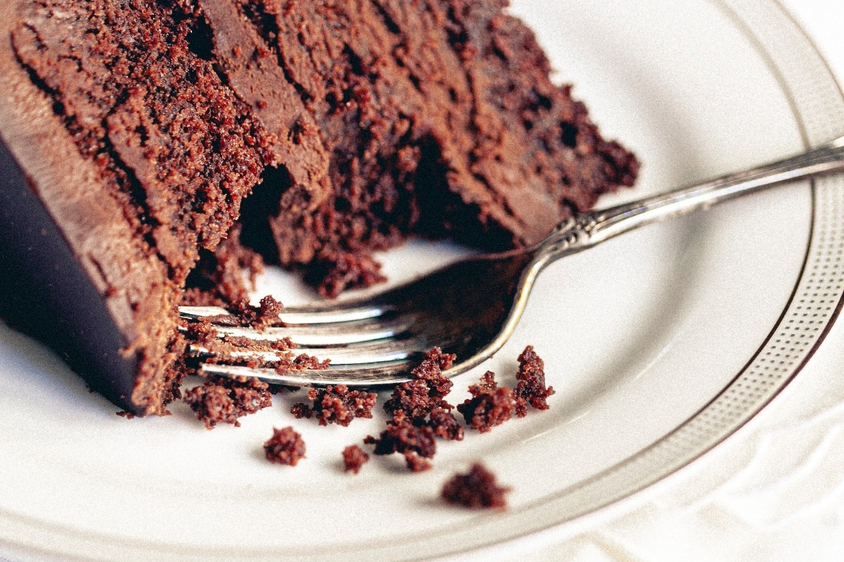Φτιάξε ένα σοκολατένιο κέικ μόνο με δυο υλικά