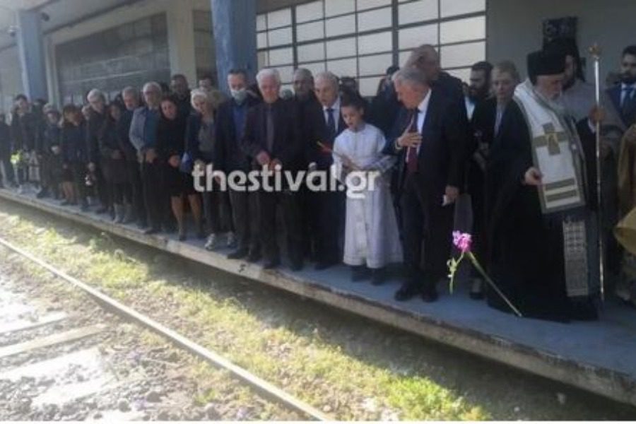 Τέμπη: Συγκίνηση στο μνημόσυνο για τα θύματα