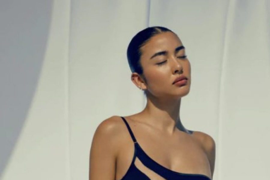 Βασιλιάς Κάρολος: Του «βγήκαν τα μάτια» με το σέξι φόρεμα νεαρής ρεπόρτερ