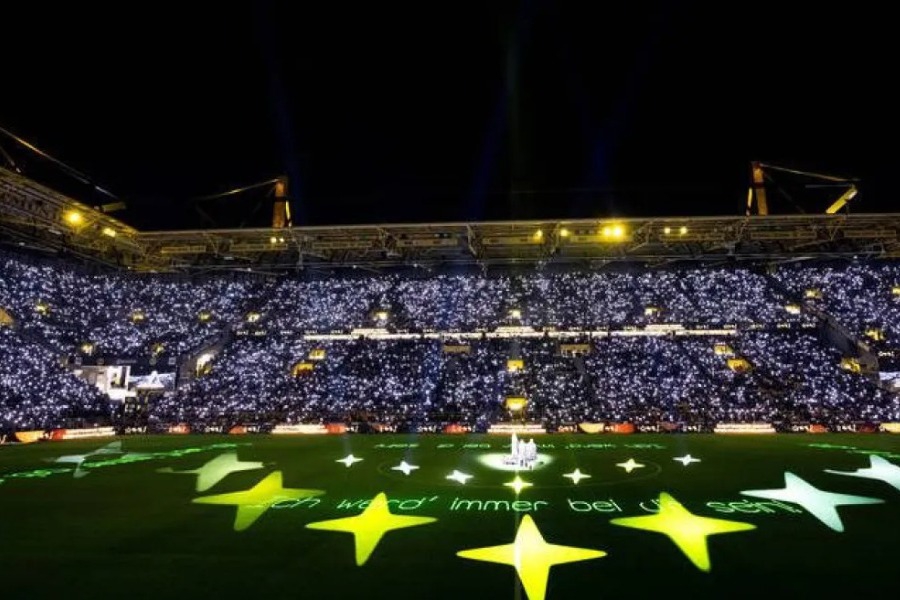 Φοβερή ατμόσφαιρα στο γήπεδο της Ντόρτμουντ: 73.056 φίλαθλοι τραγούδησαν τα κάλαντα