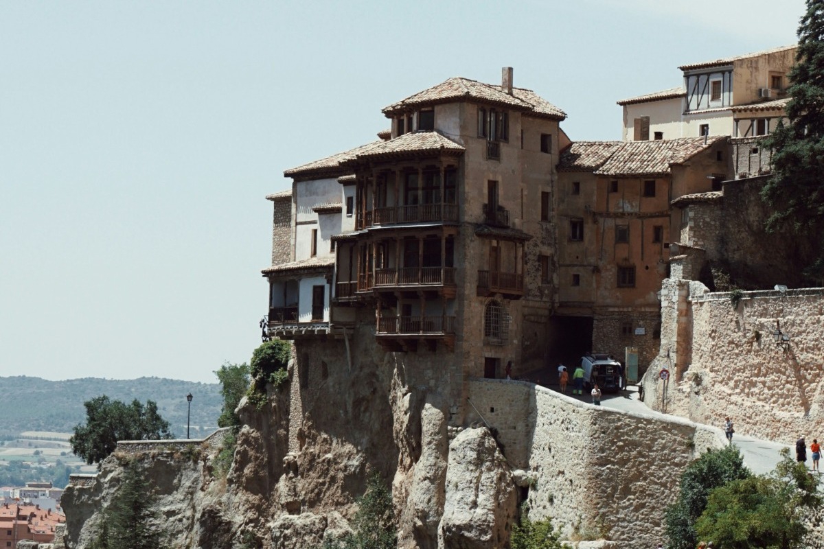 Η εντυπωσιακή ευρωπαϊκή πόλη με τα σπίτια που κρέμονται από τους βράχους