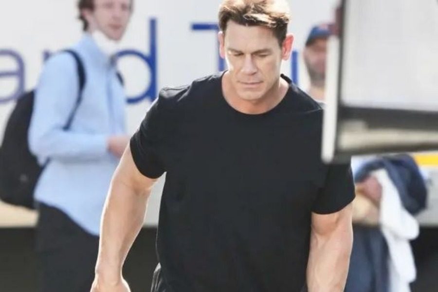 Σάλος με εμφάνιση του John Cena φορώντας μίνι φούστα και ψηλά τακούνια