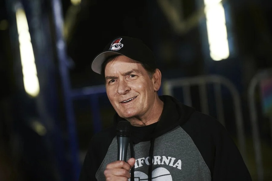 Τσάρλι Σιν: Γειτόνισσα του επιτέθηκε και προσπάθησε να τον πνίξει μέσα στο σπίτι του