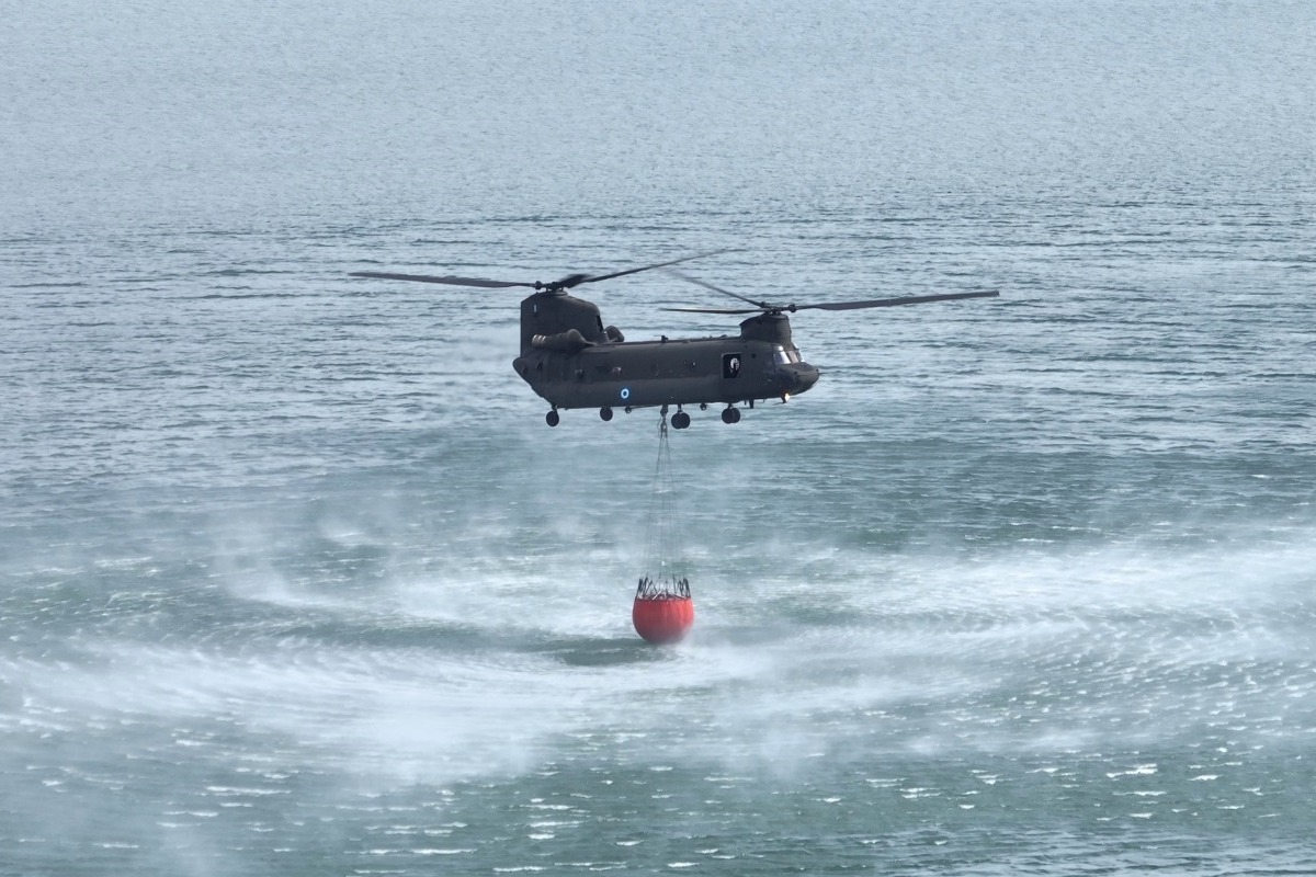 Πλάνα που κόβουν την ανάσα: Σινούκ που επιχειρεί να σβήσει τη φωτιά στο Λουτράκι