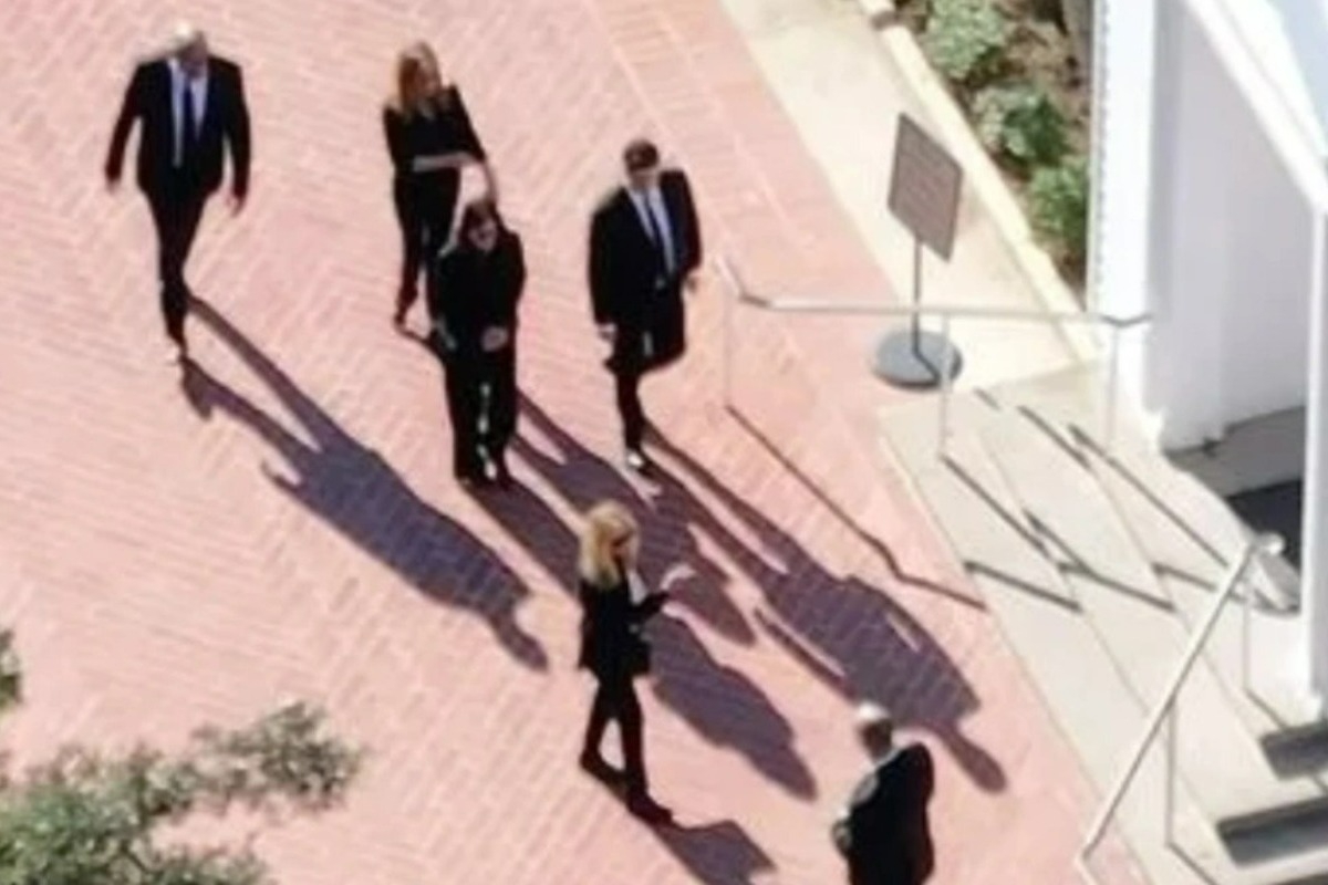 Μάθιου Πέρι: Οι συμπρωταγωνιστές του στα «Φιλαράκια» τον συνόδευσαν στην τελευταία του κατοικία ‑ Δείτε βίντεο