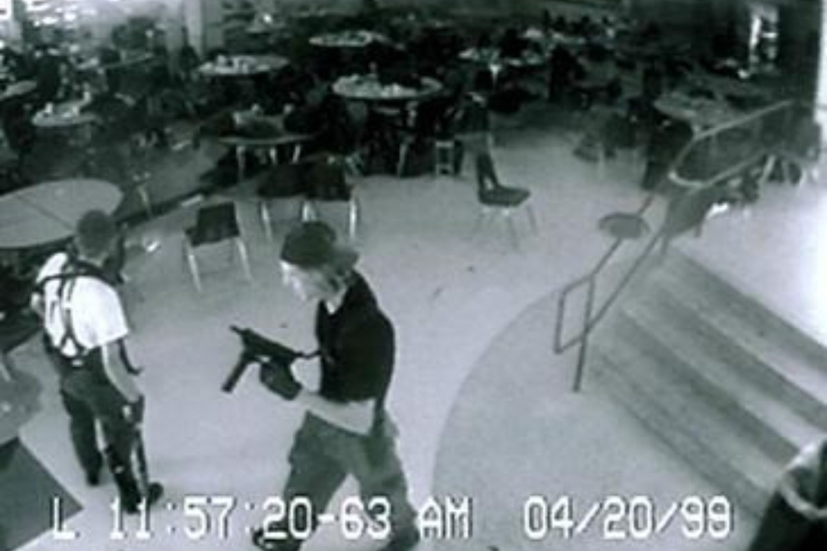 Είναι διάσημος τραγουδιστής, αλλά κανείς δε θυμάται ότι κατηγορήθηκε ως ιθύνων νους μίας μαζικής δολοφονίας του 1999