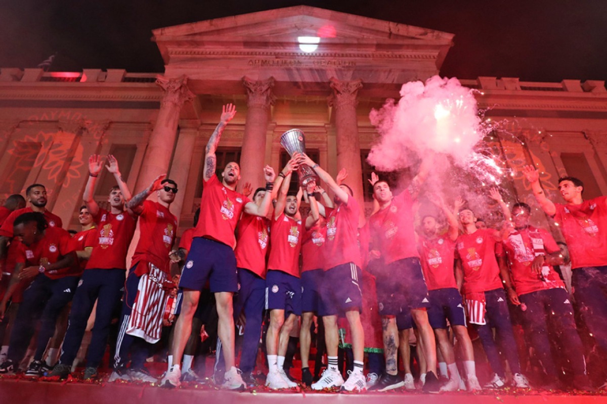 Στα κόκκινα ο Πειραιάς, γιορτή σε όλη την Ελλάδα για τον ιστορικό πρώτο ευρωπαϊκό τίτλο του Ολυμπιακού